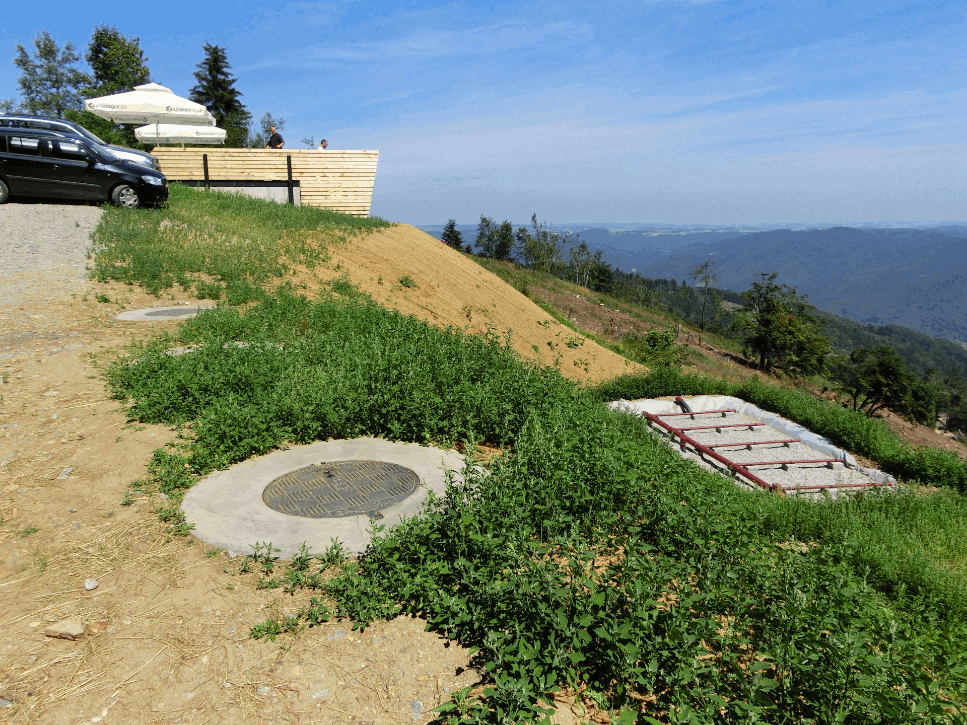 Gesamtansich der Abwasserreinigungsanlage Jauerling mit Kanaldeckel und Staubecken