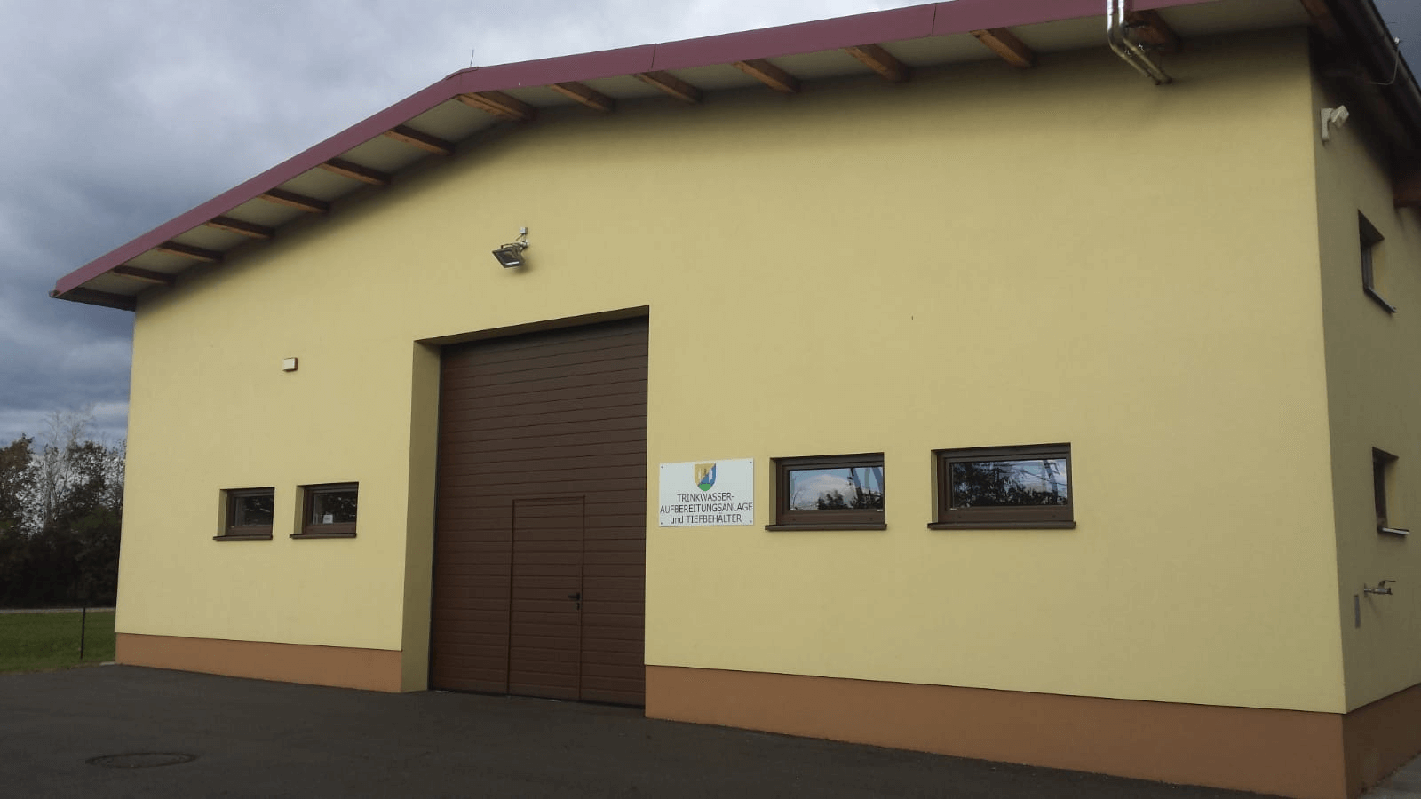 Frontansicht des neuerrichteten Wasseraufbereitungsgebäudes Deutsch-Wagram