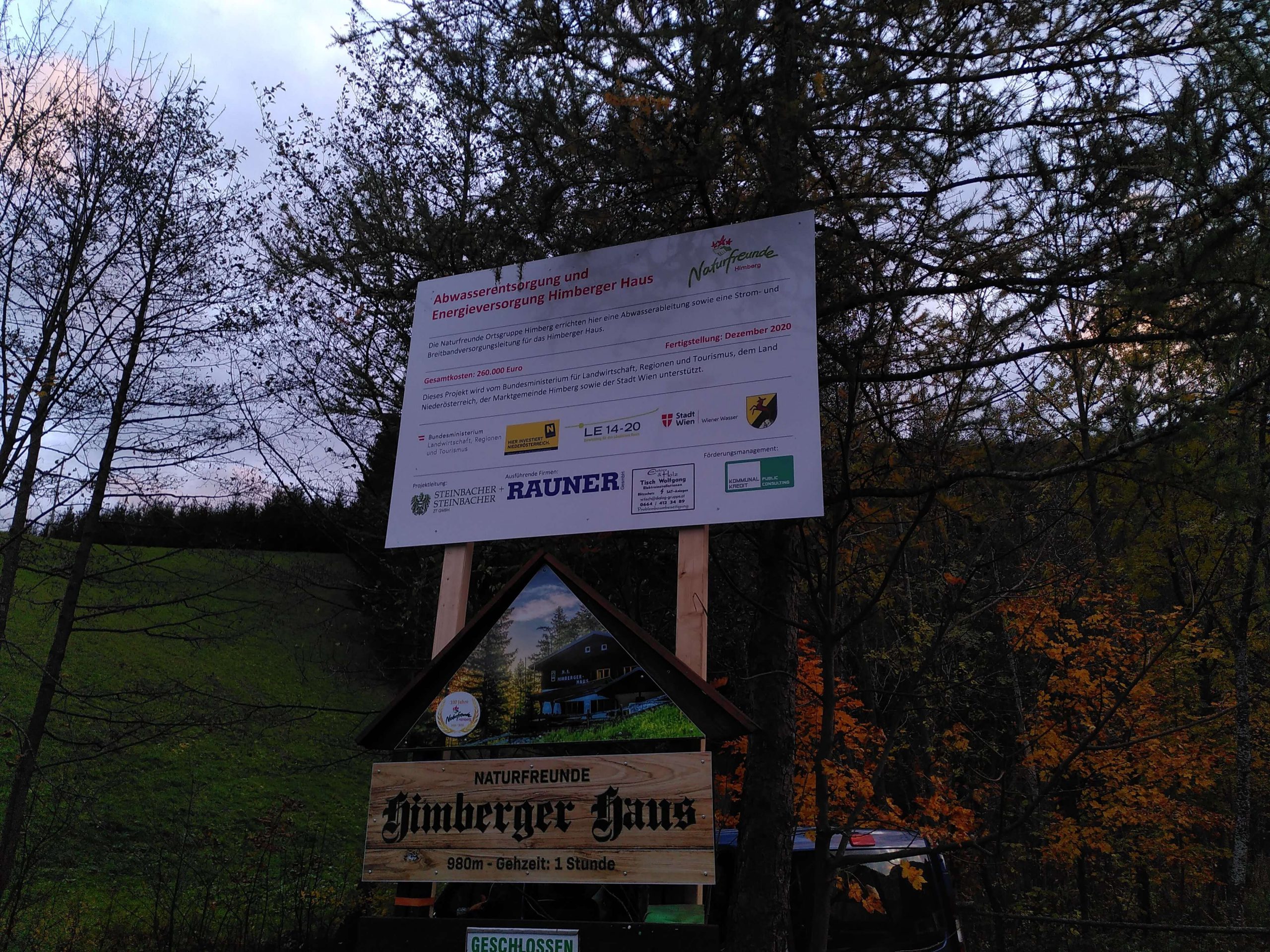 Schild zu den Bauarbeiten und den Naturfreunden Himberg